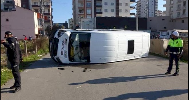 Erdemli'de öğrenci servisine hafif ticari araç çarptı: 15 öğrenci yaralı