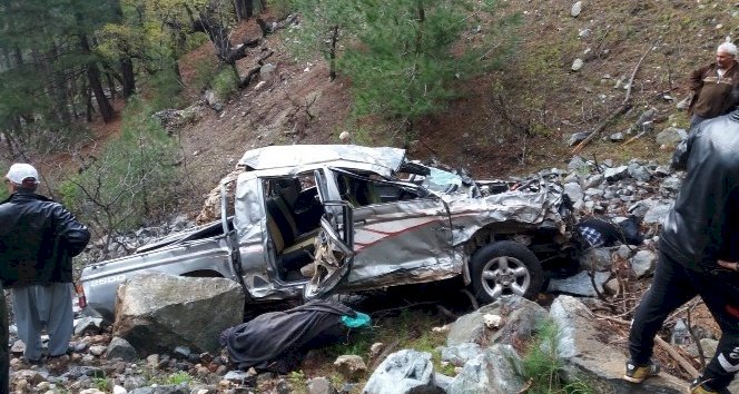 Mersin'de kamyonet uçuruma yuvarlandı: 3 ölü