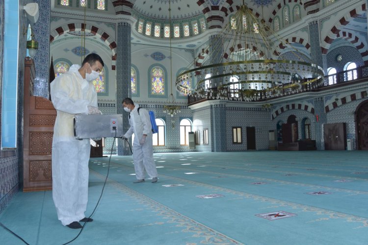 Yenişehir Belediyesi ibadethaneleri dezenfekte ediyor