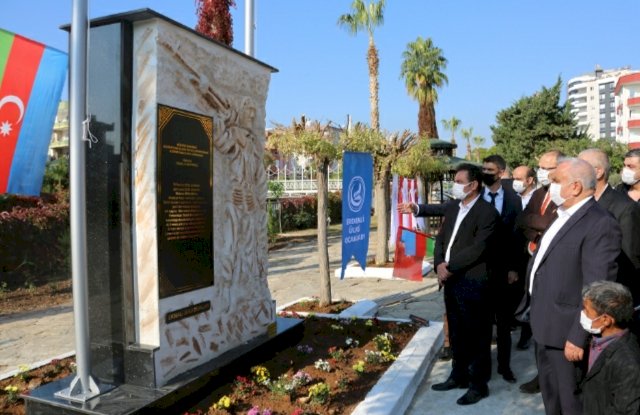 Azerbaycan’a Anıt Heykel Yaptı,  Gözyaşlarını Tutamadı